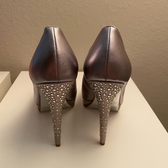 Mariah Carey Pewter Leather Rhinestone Heels Wide Width. New In Box - Picture 6 of 10